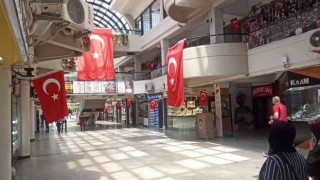 Eskişehir esnafı şehidini bayraklarla andı