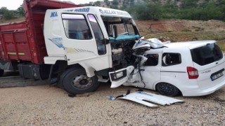 Eskişehirde kamyon ve kamyonet çarpıştı: 1 ölü 1 yaralı