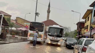 Eskişehirde sağanak yağış hayatı felç etti