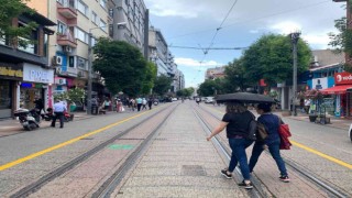 Eskişehirliler yaz ayında şemsiyeleri çıkardı