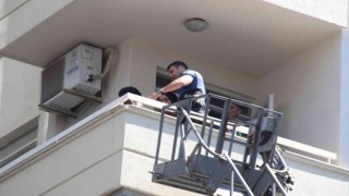 Eşyalarını aşağı atıp, balkonda keyif yaptı, polisi ve itfaiyeyi alarma geçirdi