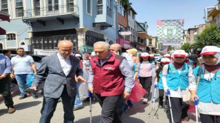 Fatihte çevre dostu çocuklar sokaklardaki atıkları topladı