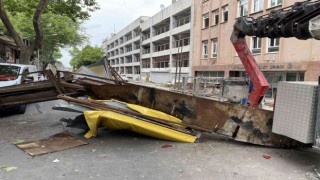 Fatihte eski İBB ek hizmet binasının yıkımında yola demir parça düştü: 1 yaralı