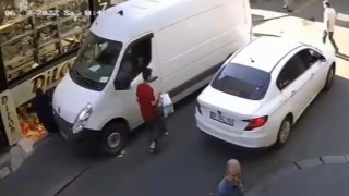 Fatihte vitrine bakan kadın minibüsün altında kaldı: Feci kaza kamerada