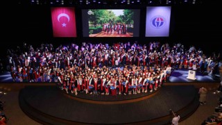 Fen Edebiyat Fakültesinde mezuniyet coşkusu