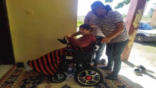 Fiziksel engelli genç kadın akülü tekerlekli sandalyesine kavuştu