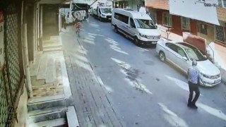 Freni boşalan midibüs duvara çarptı, oyun oynayan çocuk son anda kurtuldu