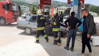 Freni patlayan otomobil akaryakıt istasyonuna girdi: 2 yaralı
