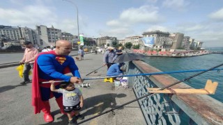 Galata Köprüsünde ilginç anlar: Süpermeni balık tutarken görenler hayrete düştü