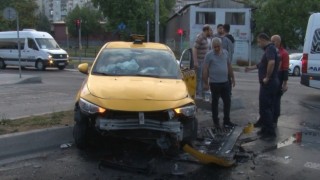 Gaziosmanpaşada acele eden taksi ile kamyonet çarpıştı: 3 yaralı