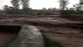 Gemerekte sel suyu köprüyü yuttu