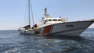 Göçmenler yelkenli tene ile kaçarken yakalandı