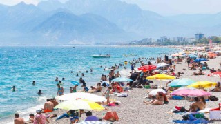 Gök gürültülü sağanak beklenen Antalyada, güneşi gören sahile koştu