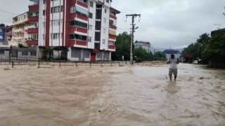 Gökçebeyde dere taştı, yollar su altında kaldı