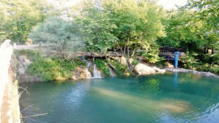 Göktepe sakinleri doğal havuzda serinliyor
