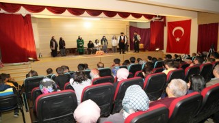 Gönüllü öğretmenler tiyatro ile sahnede ders verdi