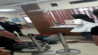 Görevlilerle tartışıp sandalyeyi fırlattı, Hastaneyi başınıza yıkarım diyerek tehditler savurdu