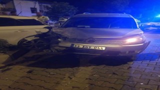 Hafif ticari araç ile otomobil çarpıştı