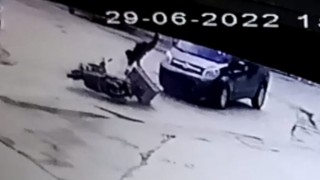 Hafif ticari aracın çarptığı motosikletli böyle havalandı