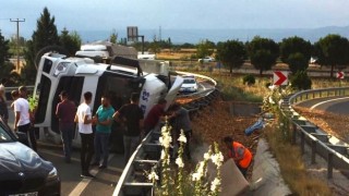 Hafriyat kamyonu devrildi, tonlarca talaş yola döküldü