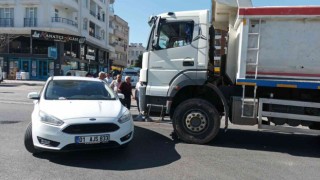 Hafriyat kamyonu otomobile çarptı