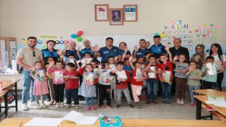 Hakkaride polis abla ve abilerine yaz tatilinde günde 1 saat okuma sözü verdiler