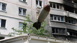 Harkovda 9 katlı binanın çatısındaki bomba vinçle çıkarıldı