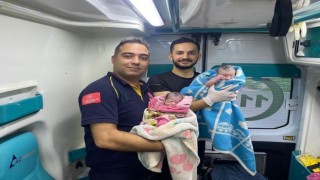 Hastane yolunda ambulansta ikiz bebek dünyaya getirdi