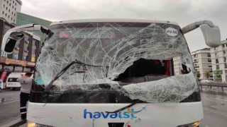 Havalimanına yolcu taşıyan otobüs kaza yapan minibüslere çarptı, o anlar kameraya yansıdı