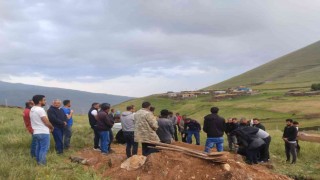 Hayvanlarını otlatırken sara krizi geçirerek vefat eden kişi gözyaşları içinde toprağa verildi