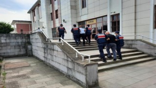 Hem arkadaşını hem kendini yakalattı