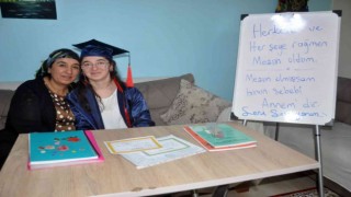 Herkes okumayacak dedi, annesinin 12 yıllık desteğiyle mezun oldu