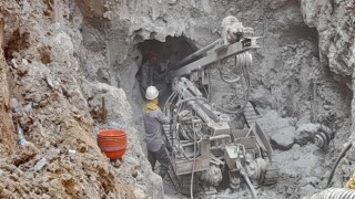 Hindistanda kuyuya düşen çocuk 104 saat sonra kurtarıldı