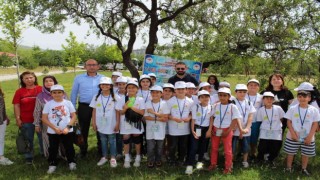 Hipodromda piknik yapan ve atlara binen çocuklar doyasıya eğlendi