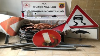 Hırsızlık için hurdalığa giren Jandarma çalınan trafik yol tabelalarını buldu