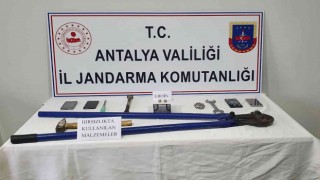 Hırsızlıktan aranan şahıslar üzerlerinde uyuşturucuyla yakalandı