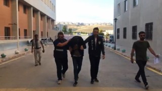 Hırsızlıktan aranan şüpheli kendisini durduran polise bıçakla saldırdı