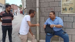 İçerisinde döviz olan çanta bulan gazeteci sahibine teslim etti