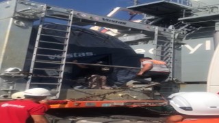 İhracat için limanda bekletilen rüzgar türbininin kanadına saklanan 4 mülteci yakalandı
