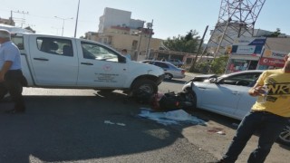 İki araç ve motosikletin karıştığı kazada 1 kişi yaralandı