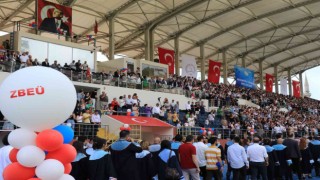 İki çocuğunun mezun olduğu üniversiteyi dereceyle bitirdi