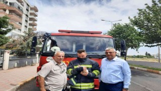 İki gün ağaçta mahsur kalan yavru kedi Dermanbabanın duyarlılığı sayesinde kurtarıldı