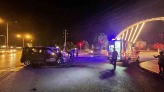 İki hafifi ticari araç çarpıştı: 3 yabancı uyruklu şahıs yaralandı