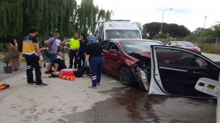İki otomobil kafa kafaya çarpıştı: 5 yaralı