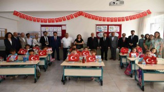 İlkokul öğrencileri karnelerini Vali Yıldırımdan aldı