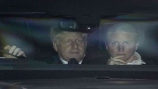İngiltere Başbakanı Johnson koltuğunu korudu