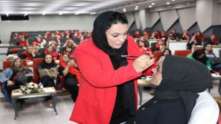 İranlı kadın kuaförlere uygulamalı eğitim