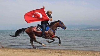 İşe atla gidiyor, sokakları onunla turluyor