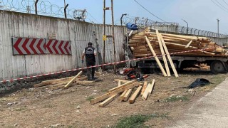 İskenderunda freni boşalan kamyonet duvara çarptı, sürücü hayatını kaybetti