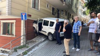 İstanbulda dehşet anları: Araç eve daldı, ikiz çocuklar ve kardeşi yaralandı
